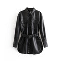 Top in pelle PU di media e lunga lunghezza, stile moderno e versatile, indossato da un modello femminile.
