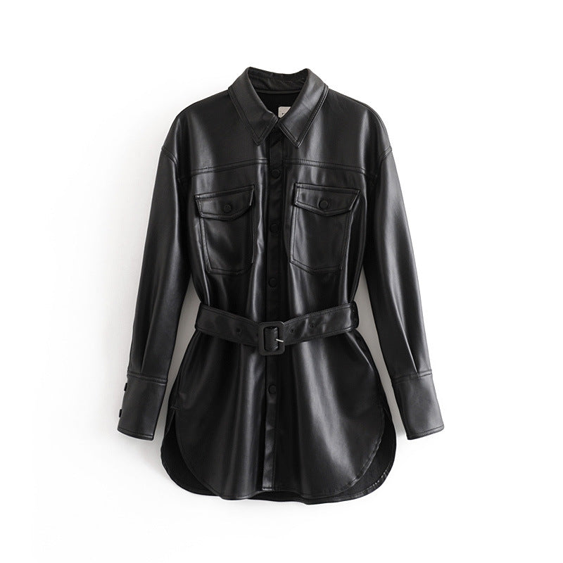 Top in pelle PU di media e lunga lunghezza, stile moderno e versatile, indossato da un modello femminile.
