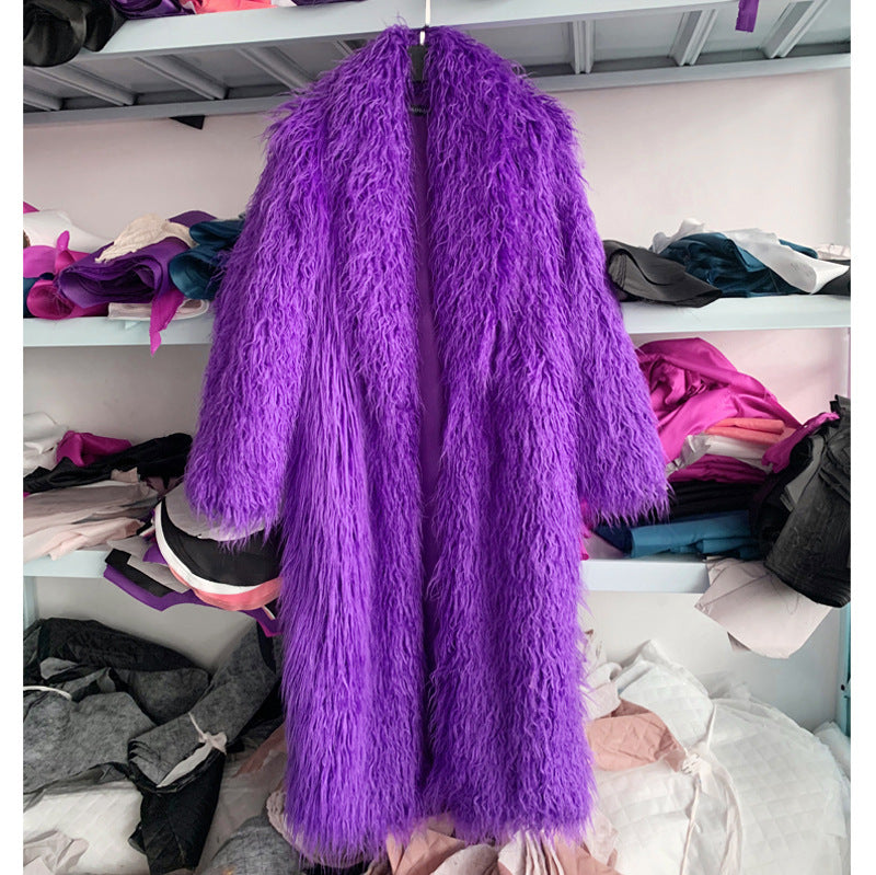 Cappotto invernale di pelle femminile con pelliccia, stile moda donna, colore nero, dettagli eleganti e caldi.