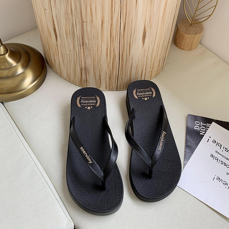 Ciabatte donna Valstrend in sughero con zeppa, stile casual estivo, ideali per il mare e il tempo libero.