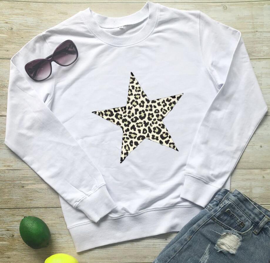 Maglione femminile Valstrend con stampa leopardata e stelle a cinque punte, moda personalizzata e stile audace.