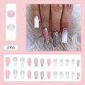 Unghie finte di lunghezza media con adesivi di cristalli, glitter e stile french, marca Valstrend, per un look glamour e alla moda