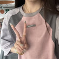 Maglietta bianca casual in stile coreano da donna, tendenza moda, firmata Valstrend, visibile in dettaglio nella foto.