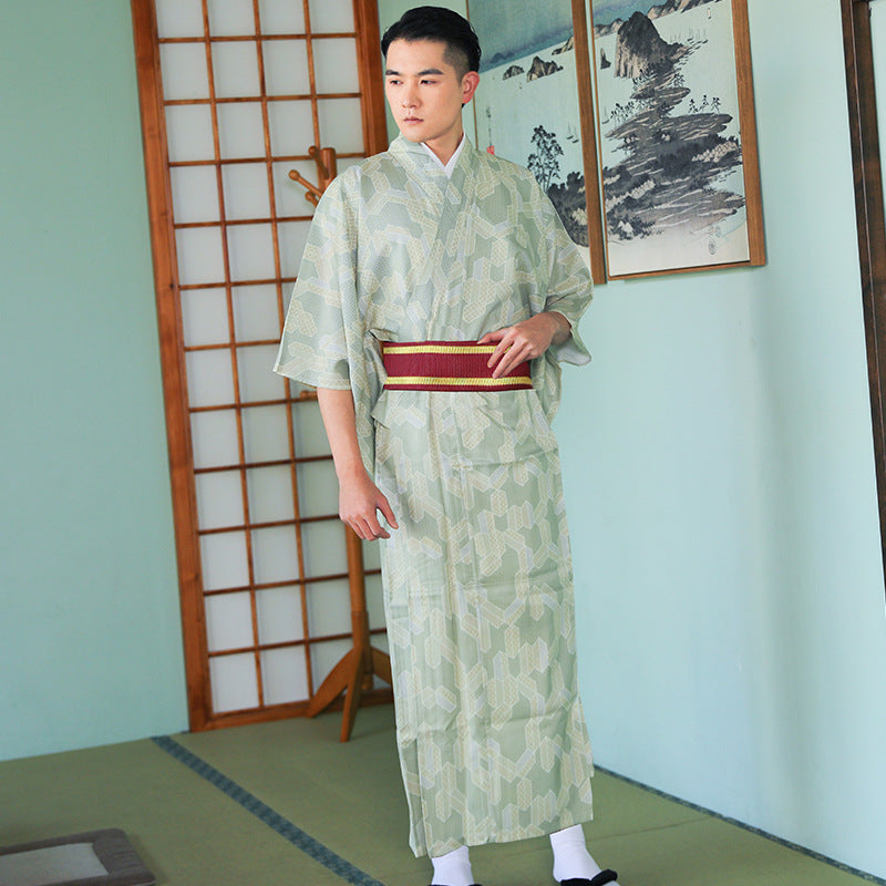 Kimono giapponese tradizionale da uomo, abbigliamento formale estivo, Valstrend shop, tessuto leggero e dettagli eleganti.
