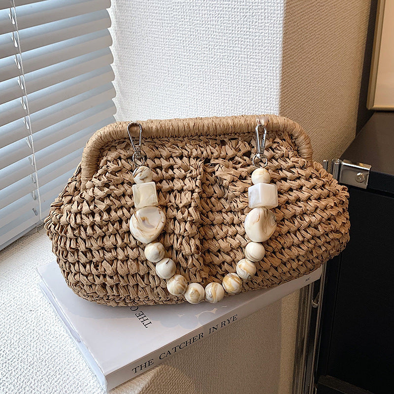 Borsa femminile in vimini intrecciato di Valstrend, versatile e elegante con dettagli in tessuto naturale.