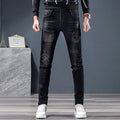 Jeans da uomo Valstrend, stile casual e alla moda, con taglio classico, indossati su un modello in una scena di moda.