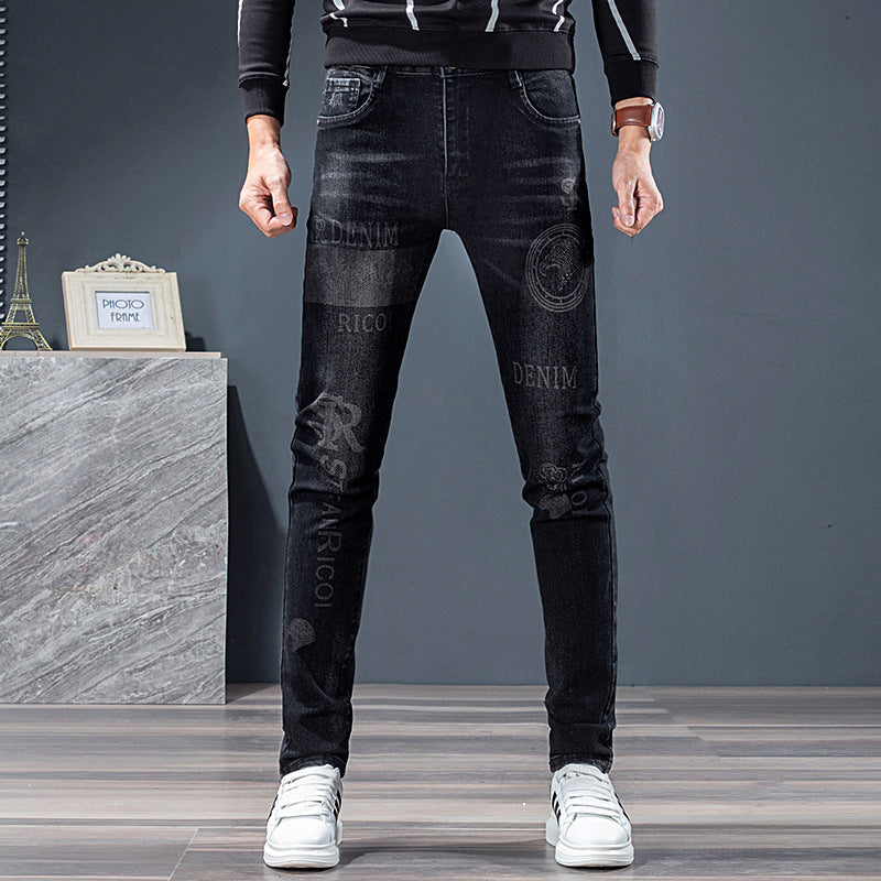 Jeans da uomo Valstrend, stile casual e alla moda, con taglio classico, indossati su un modello in una scena di moda.