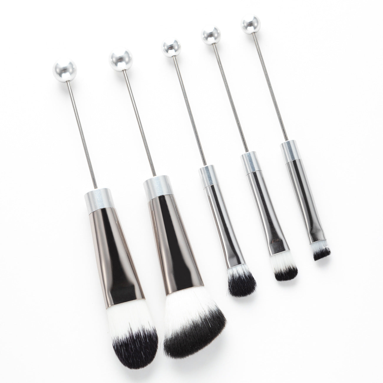 Pennello per trucco con beaded e manico in metallo, strumento di bellezza Valstrend shop, ideale per applicare il trucco.