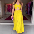 Completo da donna a vita alta e pantaloni a zampa larga di Valstrend, tessuto elegante e taglio moderno.