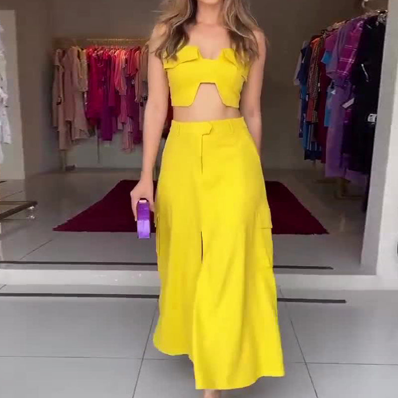 Completo da donna a vita alta e pantaloni a zampa larga di Valstrend, tessuto elegante e taglio moderno.