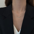 Collana in stile europeo e americano con design a nicchia in oro, moda Valstrend, dettaglio elegante e raffinato.