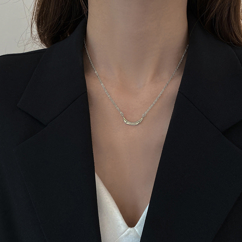 Collana in stile europeo e americano con design a nicchia in oro, moda Valstrend, dettaglio elegante e raffinato.