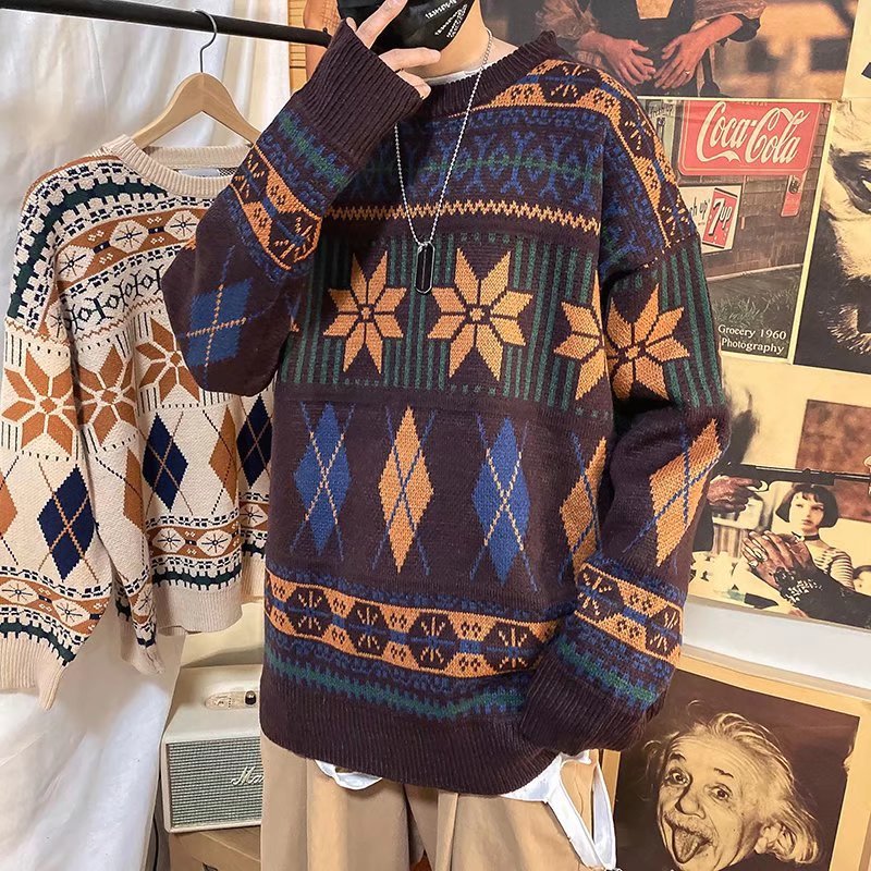 Maglione da uomo in stile loose e lazy Valstrend, morbido e comodo, visibile in primo piano con dettaglio del tessuto.