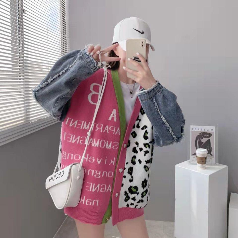 Maglione femminile Valstrend con stampa leopardo, cuciture in denim contrasto e tessuto broccato, stile alla moda e colorato.