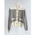 Cardigan a maniche lunghe con colletto polo e righe, maglione in maglia Valstrend, dettagli a righe blu e bianco.