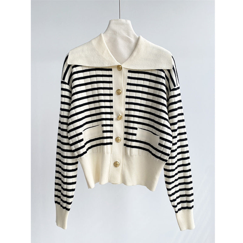 Cardigan a maniche lunghe con colletto polo e righe, maglione in maglia Valstrend, dettagli a righe blu e bianco.
