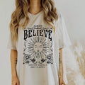 T-shirt casual a maniche corte con stampa digitale, girocollo, marchio Valstrend shop, immagine frontale del prodotto.