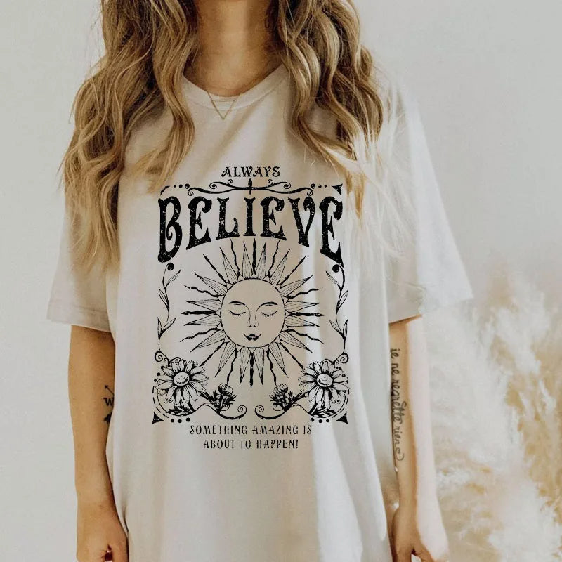 T-shirt casual a maniche corte con stampa digitale, girocollo, marchio Valstrend shop, immagine frontale del prodotto.