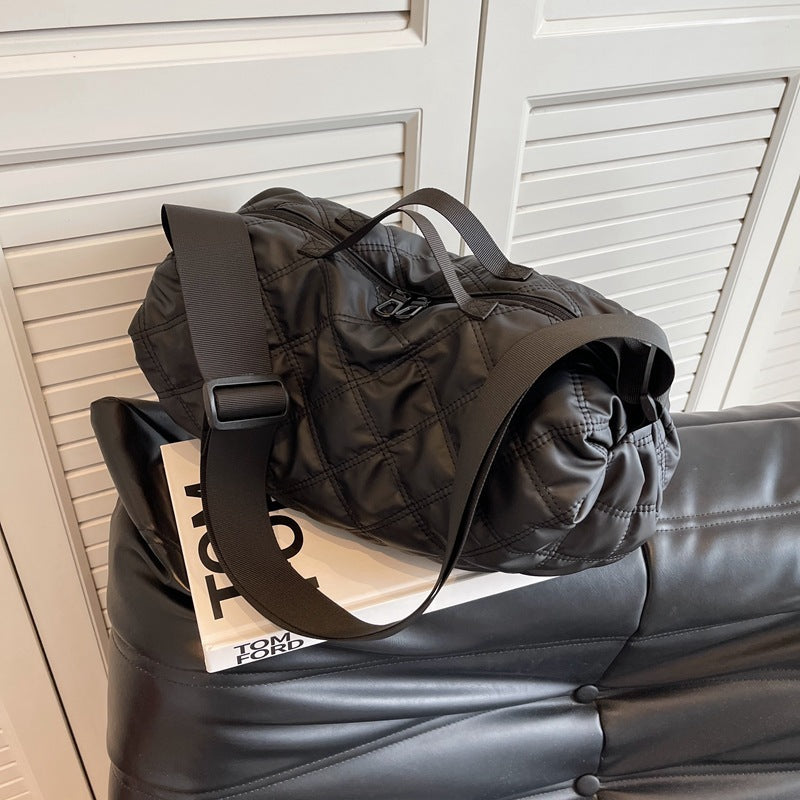 Borsa a tracolla casual in stile dumpling di Valstrend, design elegante e spazioso con dettagli in tessuto e manico robusto.