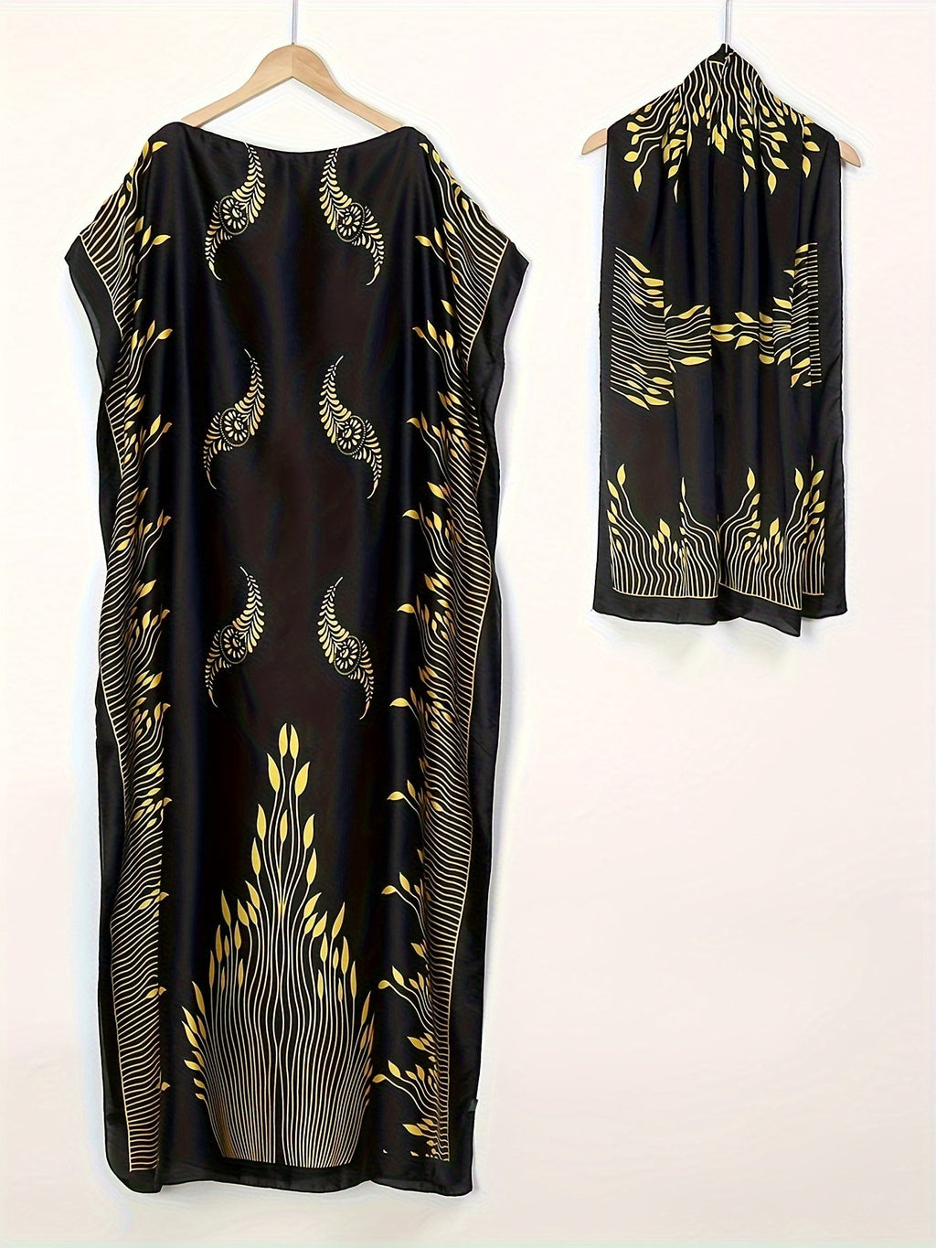 Vestito lungo estivo Valstrend con stampa tribale, maniche a batwing, scollo a barca e foulard, vestito largo da donna.