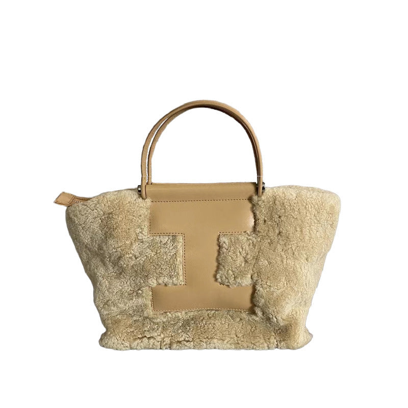Borsa a tracolla in pelle genuina con dettagli in lana, stile da pendolare, marca Valstrend Shop, vista frontale.