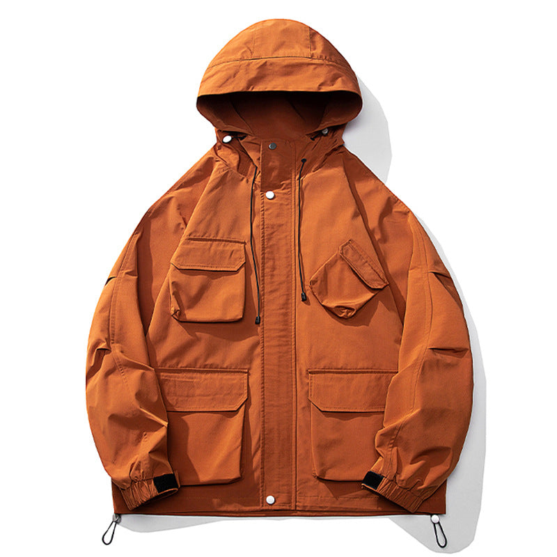 Giacca shell colorata da uomo Valstrend, stile semplice e moderno, con cappuccio e chiusura frontale in tessuto solido.