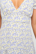 Vestito corto con scollo a V profondo e maniche corte, modello di Valstrend con cintura in vita, tessuto aderente e elegante.
