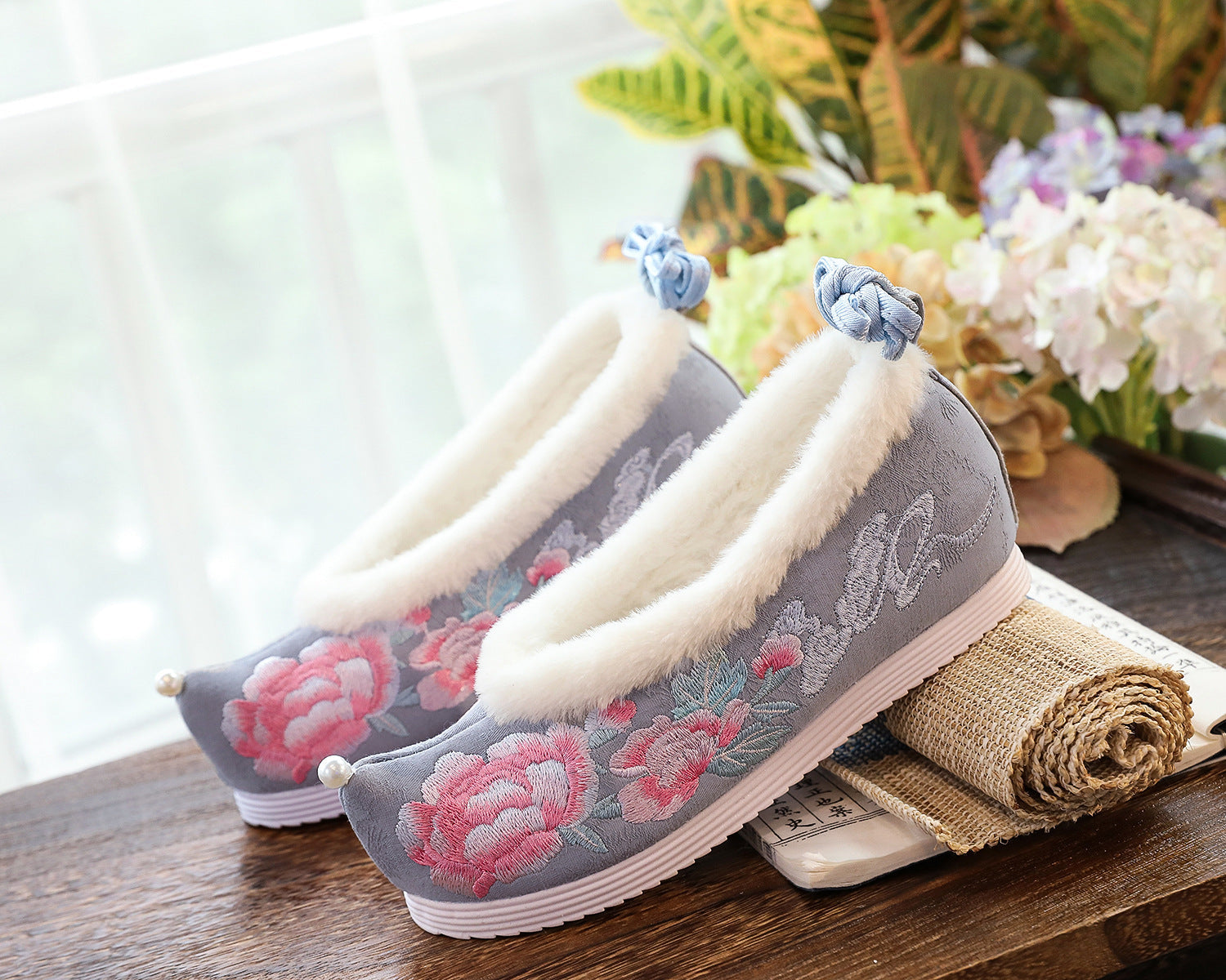 Scarpe antiche da donna Valstrend in cotone ricamato, stile vintage, con dettagli artigianali e lavorazione tradizionale