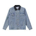 Completo in jeans Valstrend con lettere in rilievo, giacca e pantaloni con effetto usurato e lavato, stile casual e trendy.
