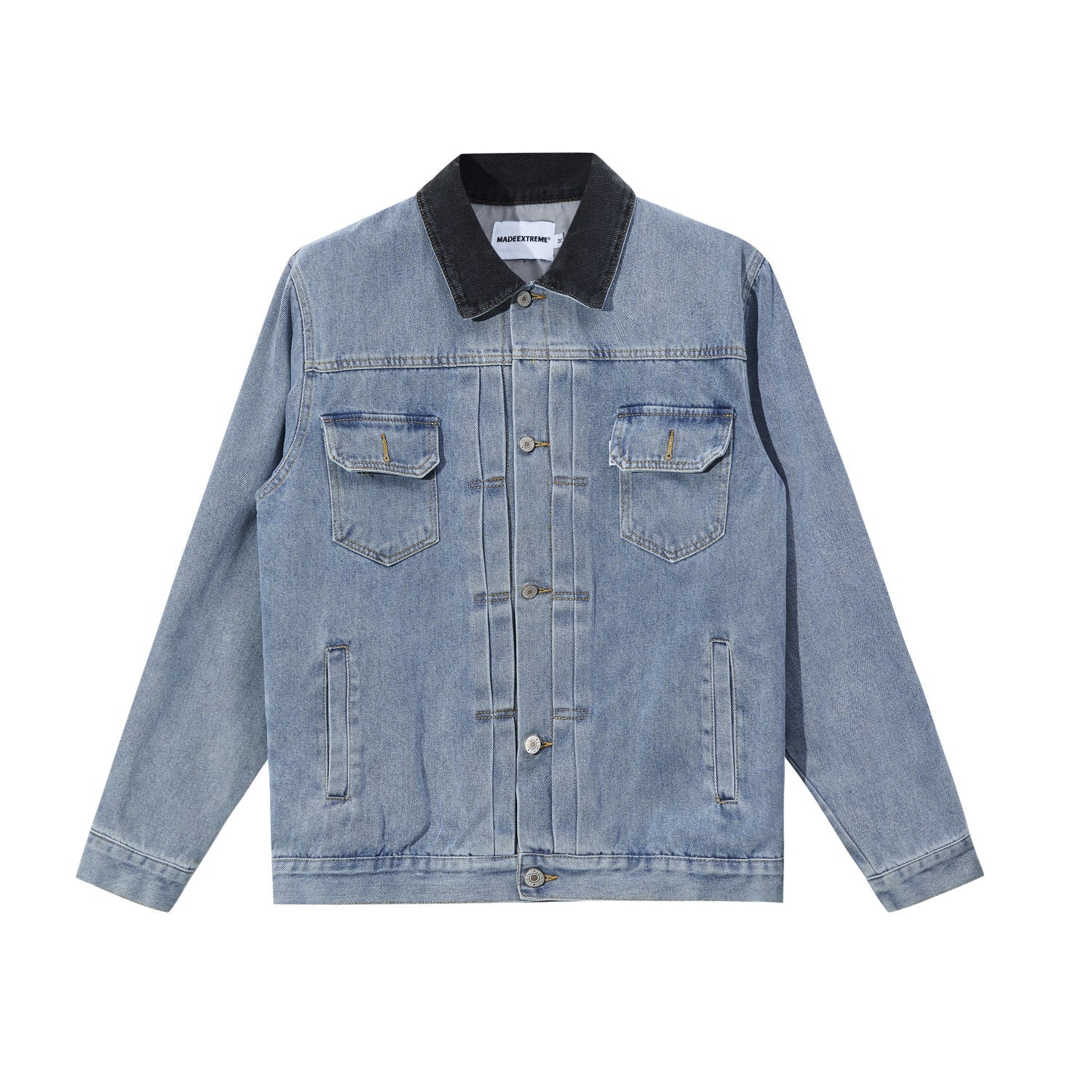 Completo in jeans Valstrend con lettere in rilievo, giacca e pantaloni con effetto usurato e lavato, stile casual e trendy.