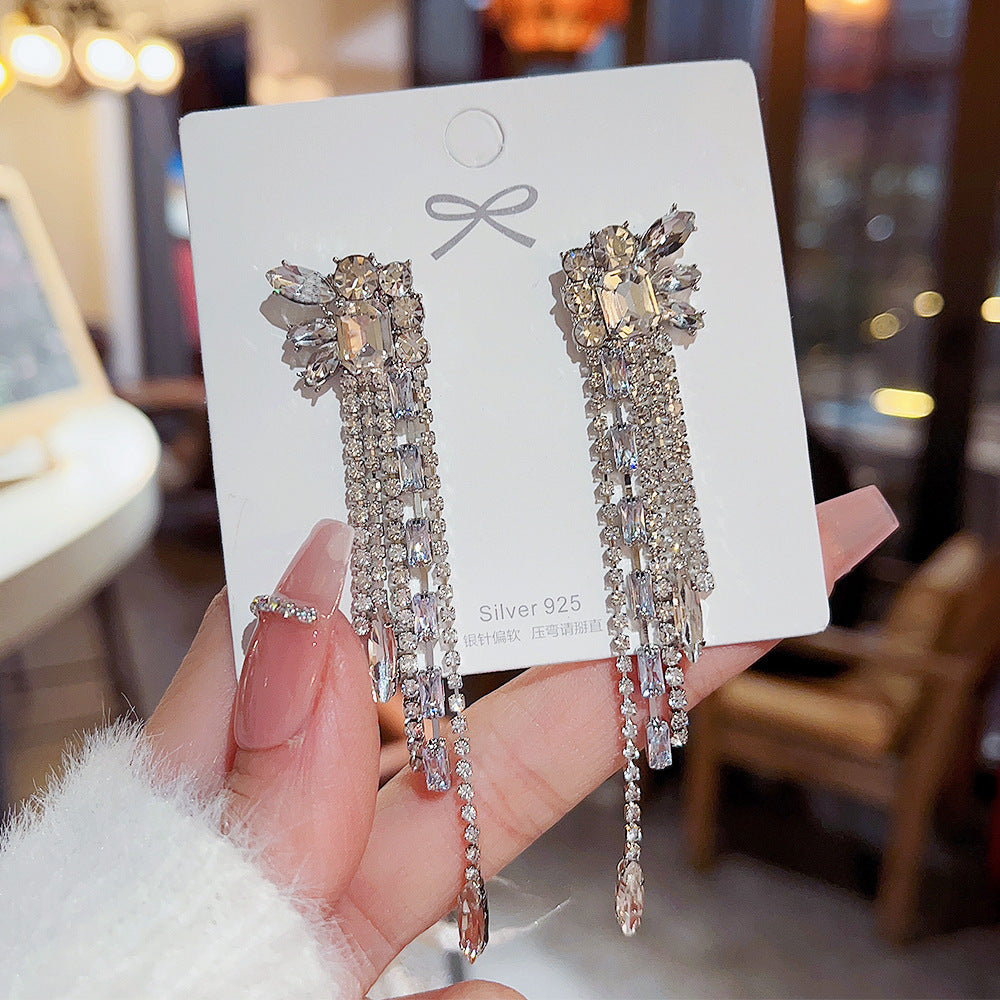 Orecchini in argento sterling con perle di lusso, design elegante e raffinato, perfetti per uno stile sofisticato e femminile.