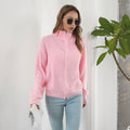 Cappotto in maglia con zip fashion Valstrend per donna, mostrato in dettaglio con collo e chiusura lampo neri