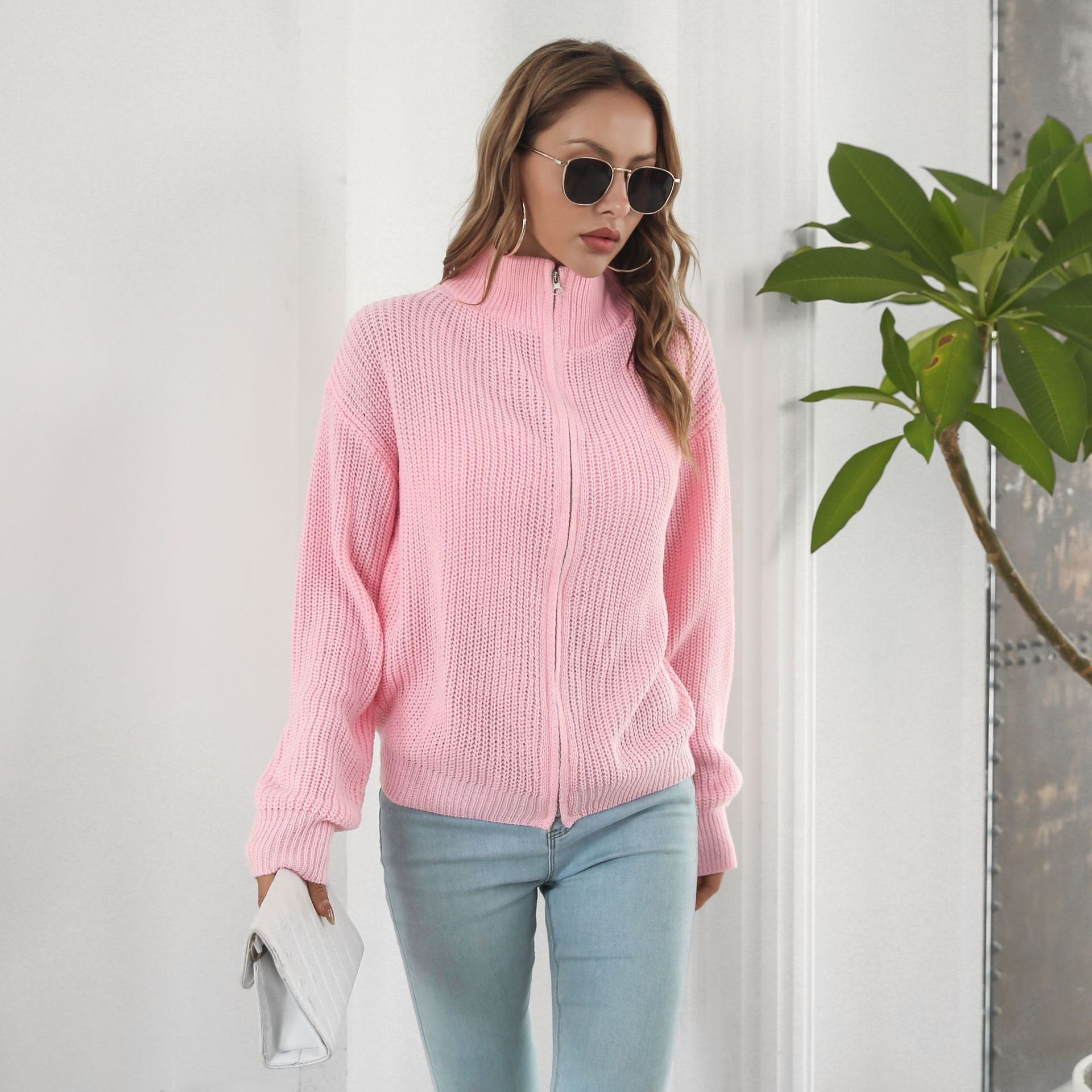 Cappotto in maglia con zip fashion Valstrend per donna, mostrato in dettaglio con collo e chiusura lampo neri