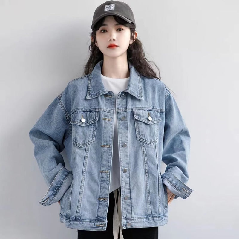 Cappotto di jeans blu autunnale per donna di Valstrend Shop, dettagli in tessuto denim, stile casual e moderno.