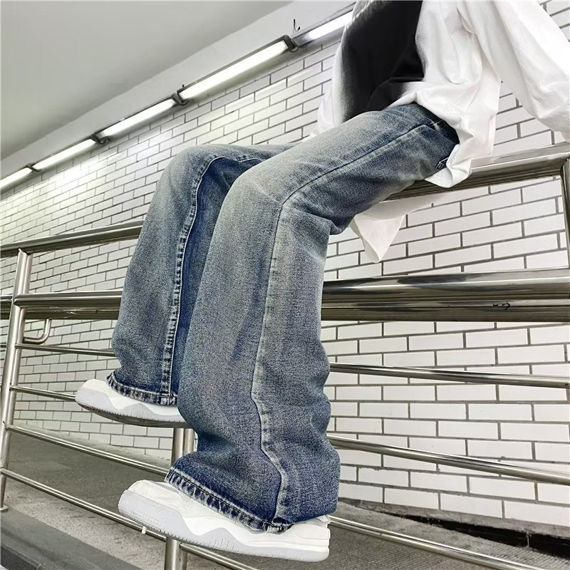 Pantaloni in denim vintage stile high street americano Valstrend, lavati e rétro, con taglio classico e dettagli usurati.