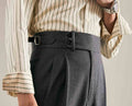Pantaloni eleganti da uomo Valstrend con vestibilità casual e drappeggio avanzato, ideali per look professionali e informali.
