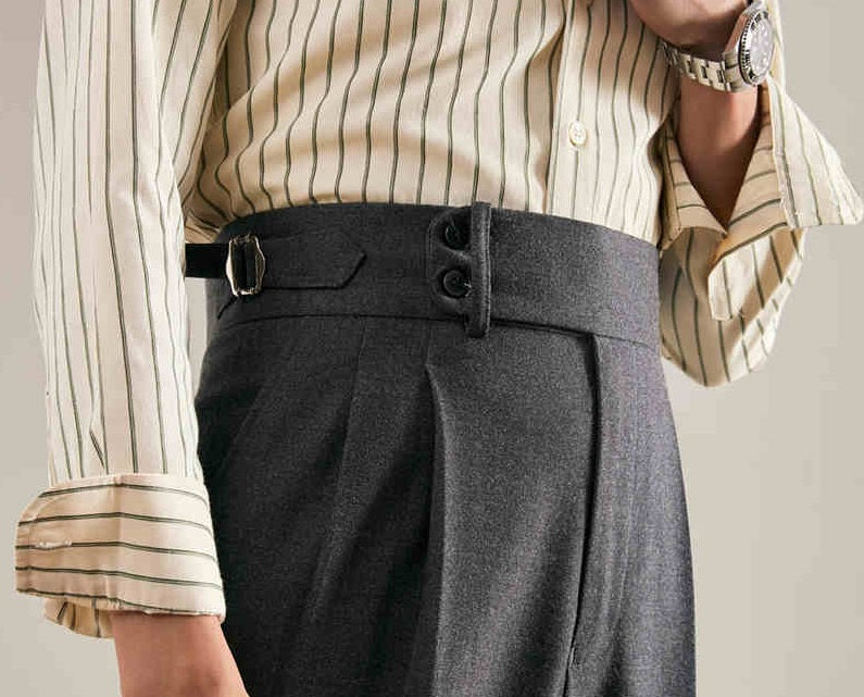 Pantaloni eleganti da uomo Valstrend con vestibilità casual e drappeggio avanzato, ideali per look professionali e informali.