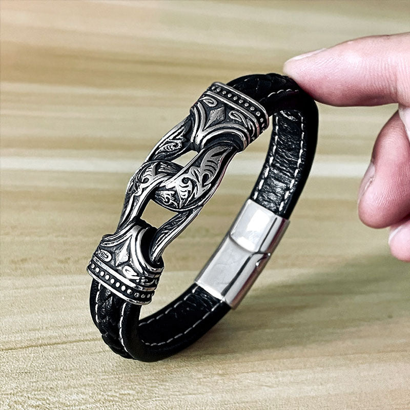 Bracciale vintage in acciaio titanio con intagli in pelle, stile fashion, dettagli artigianali, su sfondo neutro.
