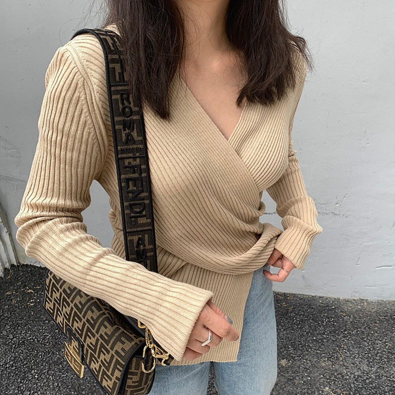 Maglione femminile slim fit Valstrend con scollo a V e motivo croci, perfetto per l'autunno, in tessuto morbido e elegante.