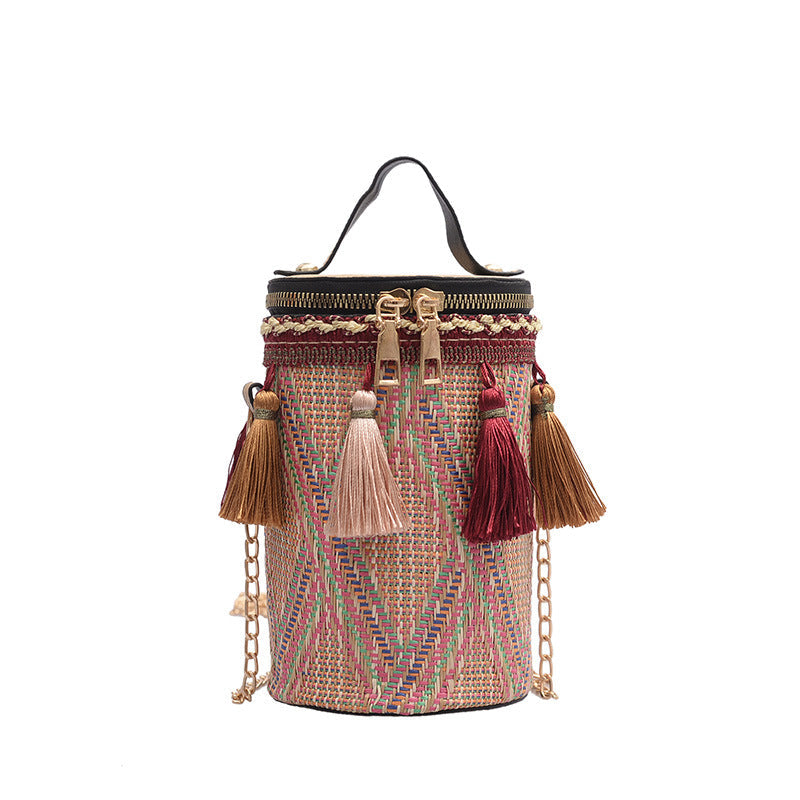 Borsa a tracolla etnica portatile in paglia con catena, stile boho, marca Valstrend Shop, dettaglio di tracolla e design etnico