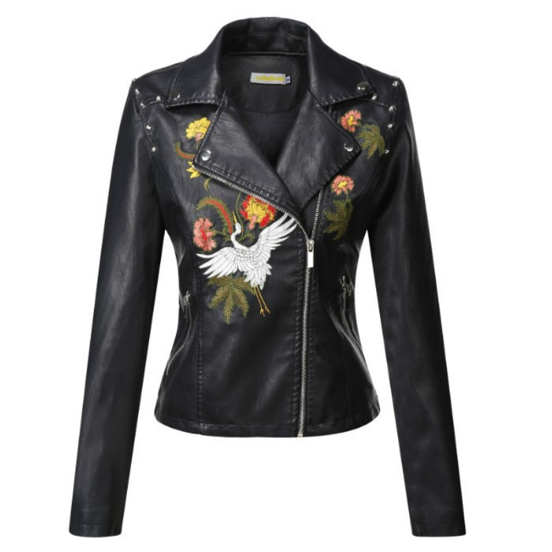 Giacca in pelle ricamata Valstrend shop con dettagli decorativi e zip frontale, stile elegante e moderno.