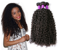 Capelli ricci kinky curly brasiliani, extension umane vergini, perrucca naturale Valstrend shop, mostra ciocche di capelli in primo piano.
