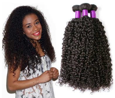 Capelli ricci kinky curly brasiliani, extension umane vergini, perrucca naturale Valstrend shop, mostra ciocche di capelli in primo piano.