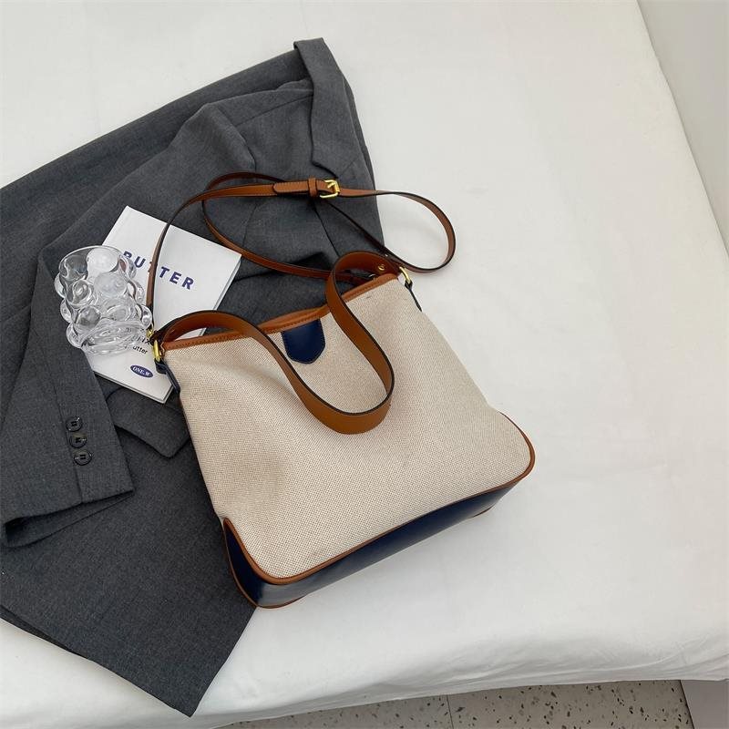 Borsa a spalla estiva Valstrend con design semplice e un lato, ideale per il pendolarismo, in tessuto leggero e colorato