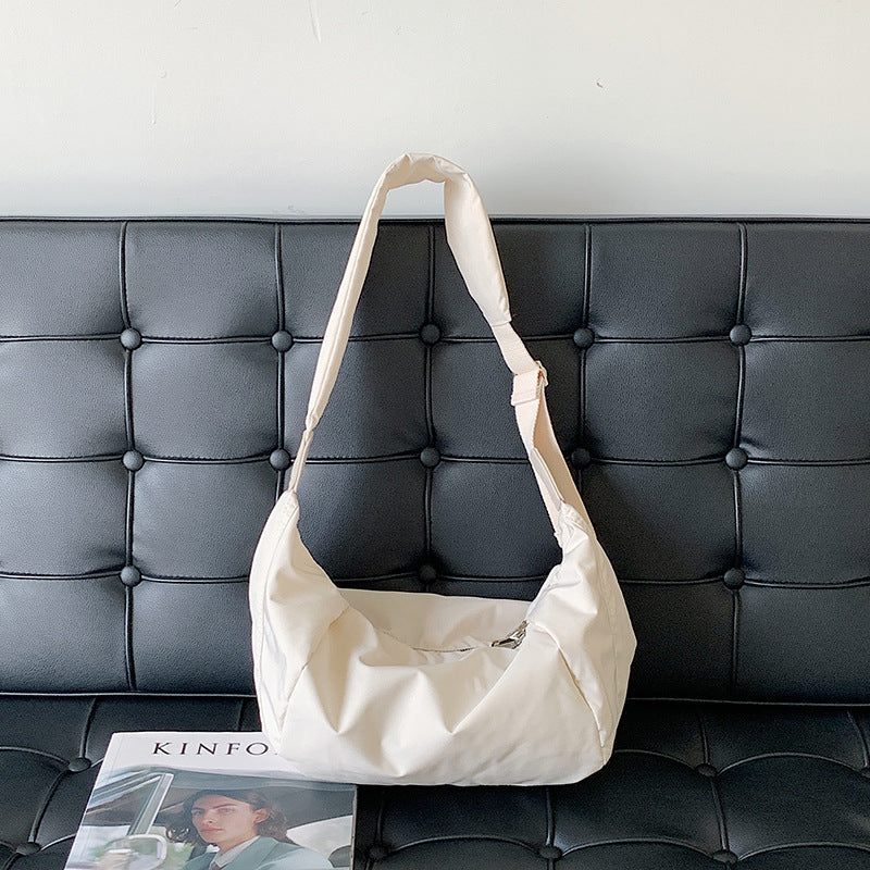 Borsa a tracolla casual in nylon di grande capacità con zip, colore nero, dettagli resistenti e tracolla regolabile, di Valstrend.