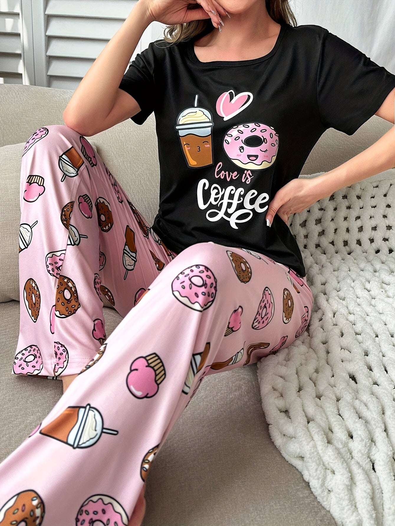 Pigiama donna Valstrend con stampa caffè, ciambelle e slogan, maglietta a maniche corte e pantaloni elasticizzati, abbigliamento sleepwear