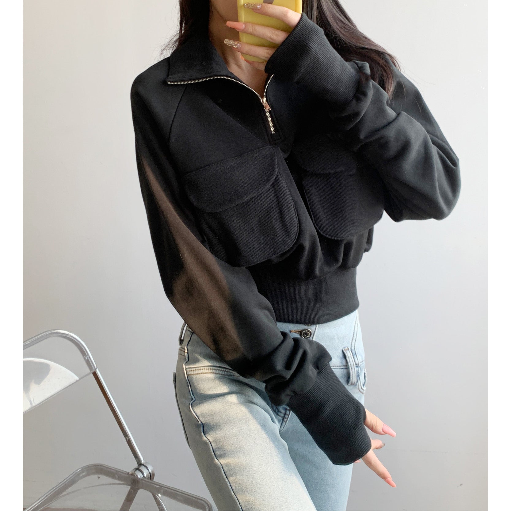 Maglione smanicato casual Valstrend con colletto stand-up e mezza zip, taglio slim, tessuto morbido e comodo.