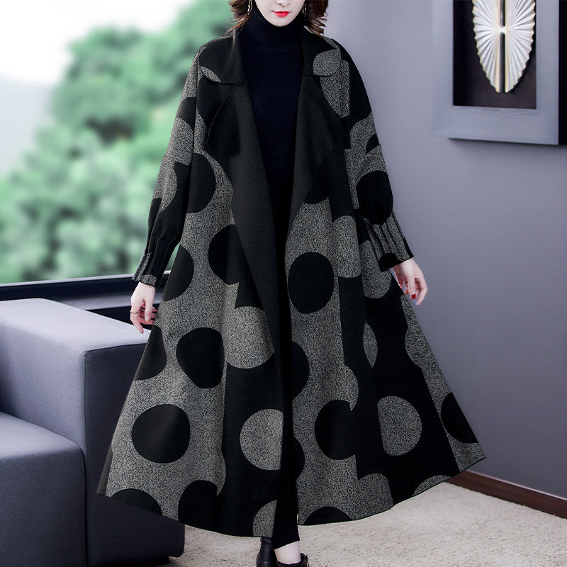 Cappotto largo slim per donna di media lunghezza con collo a lancia e motivo a pois, marca Valstrend Shop, vista frontale.