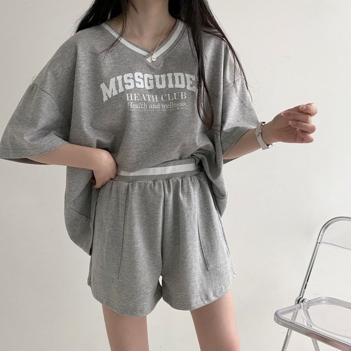 Completo donna con top a V e pantaloncini corti, set a due pezzi in tinta unita, vestibilità casual, marchio Valstrend shop