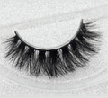 Ciglia finte Aurelia di Valstrend Shop, effetto naturale e voluminoso, con ciuffi di fibra sintetica per uno sguardo intenso.